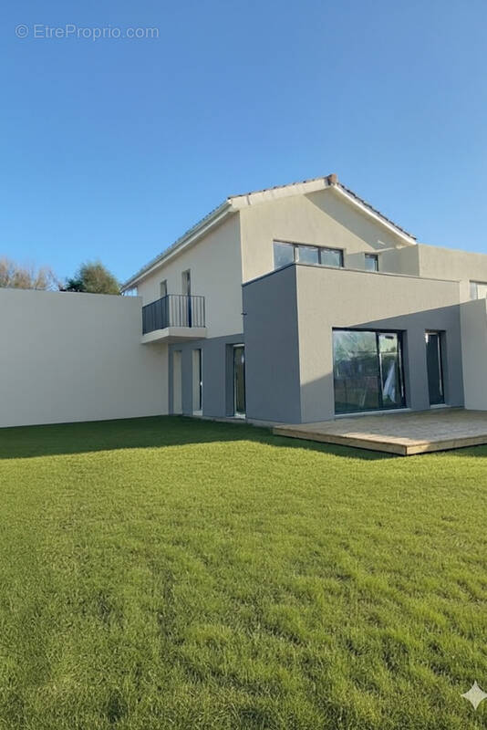 Appartement à LA TOUR-DE-SALVAGNY