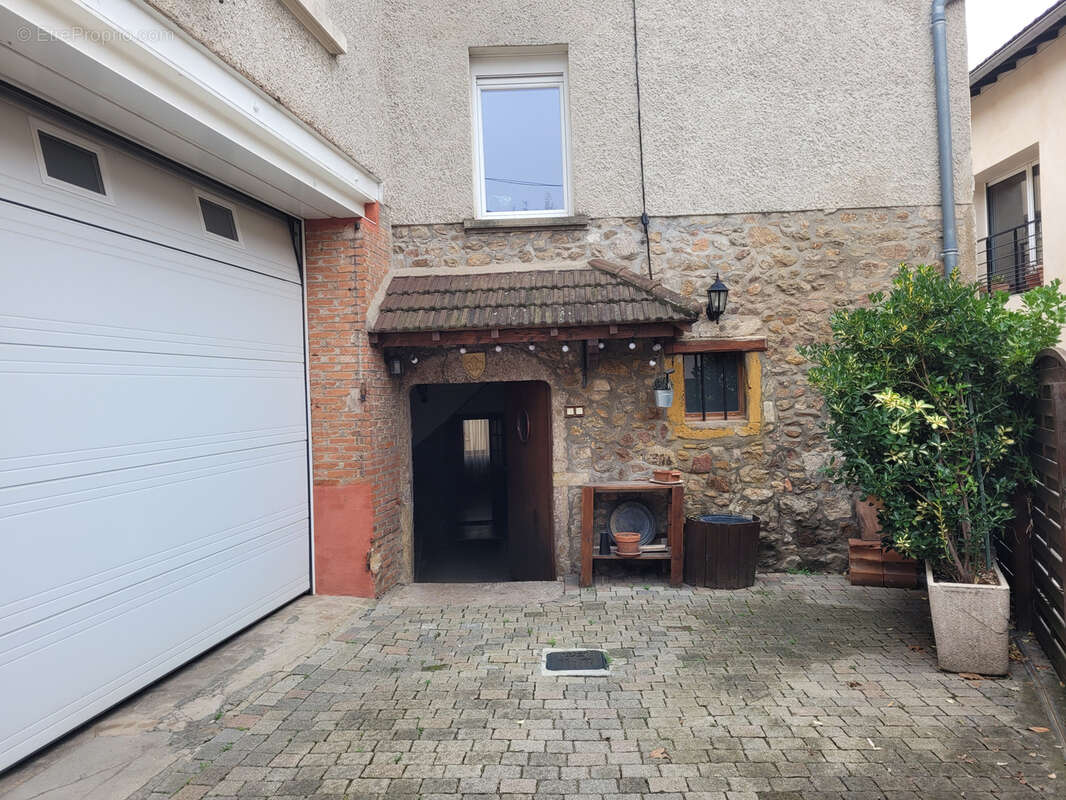 Appartement à GREZIEU-LA-VARENNE