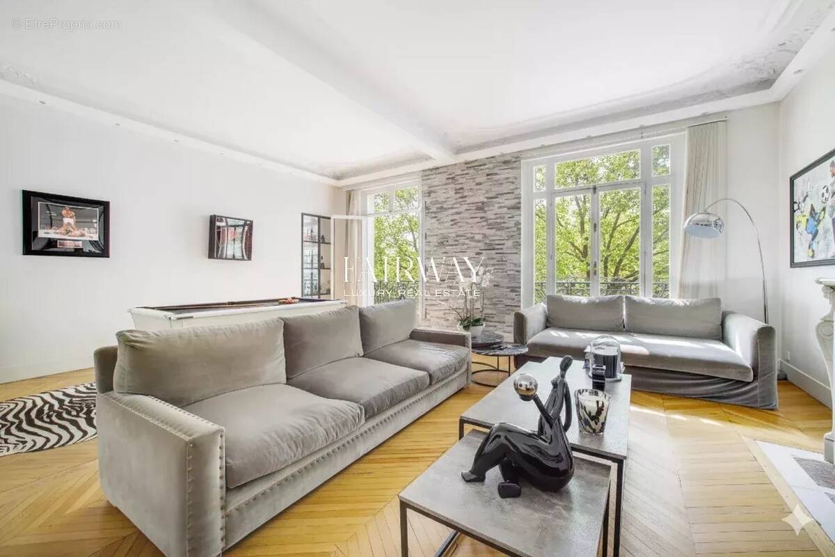 Appartement à PARIS-16E