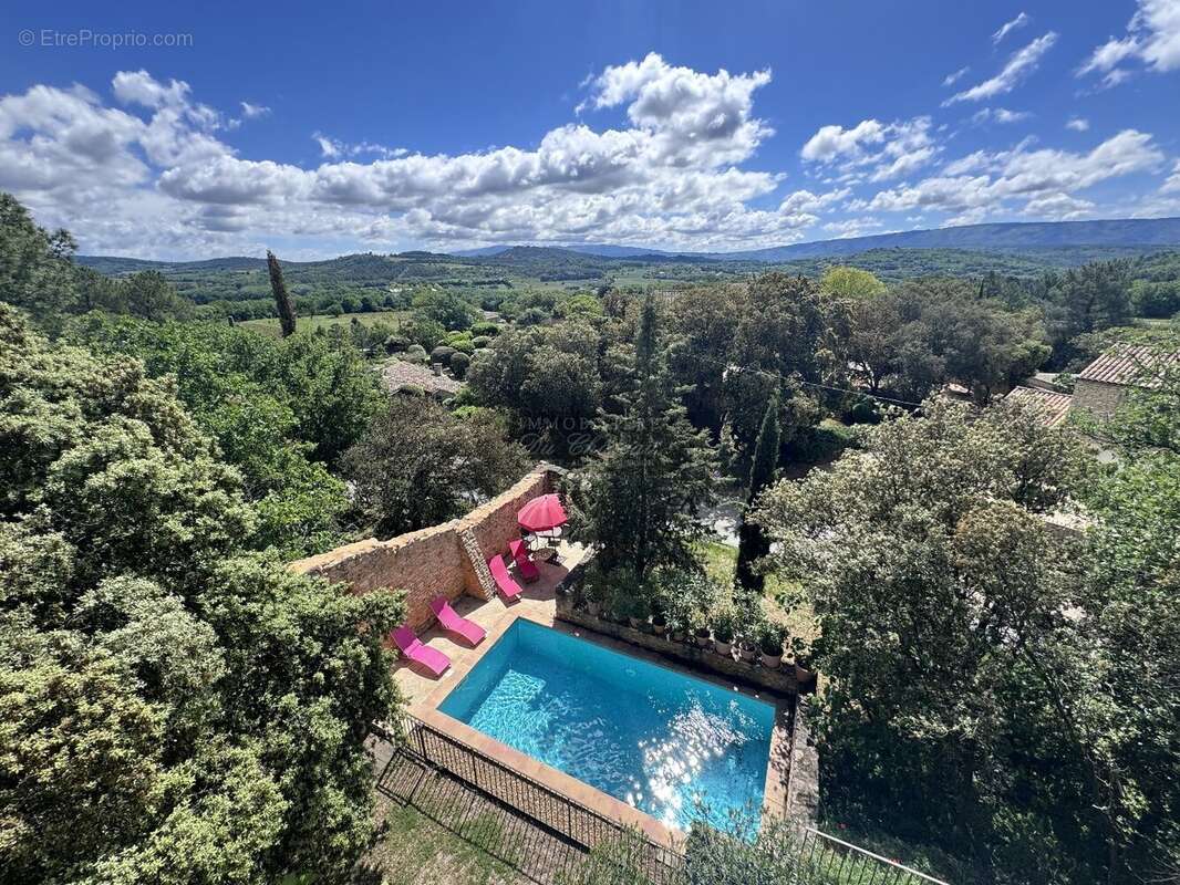 À Gordes, charmante maison en pierre de quatre chambres avec vue dégagée sur le Luberon. - photo 5