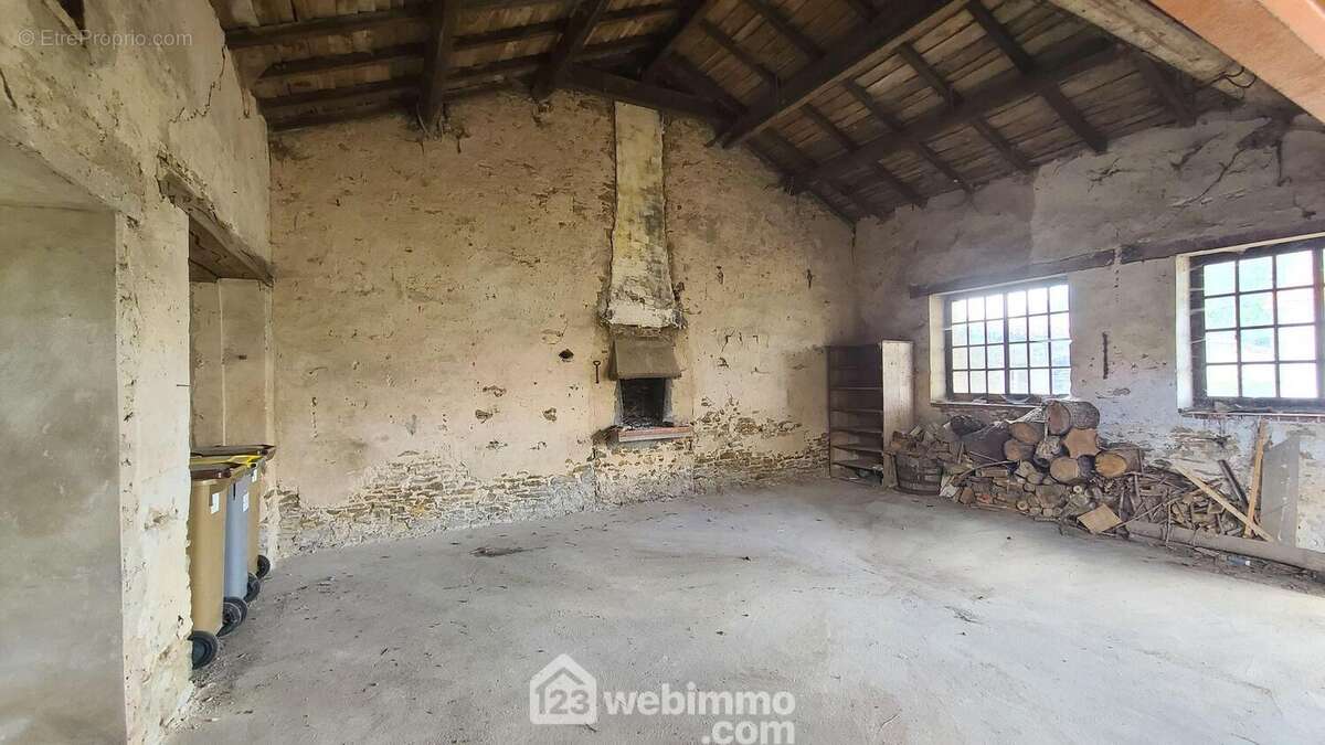 Magnifique porche toute hauteur ou futur agrandissement de la partie bureau ?