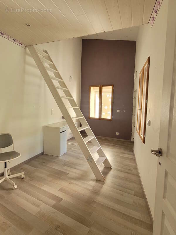Maison en pierres de 177 m² habitables avec cour et terrasse. - photo 14