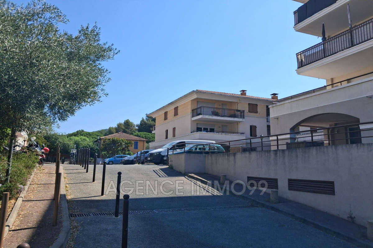 Parking à PEGOMAS