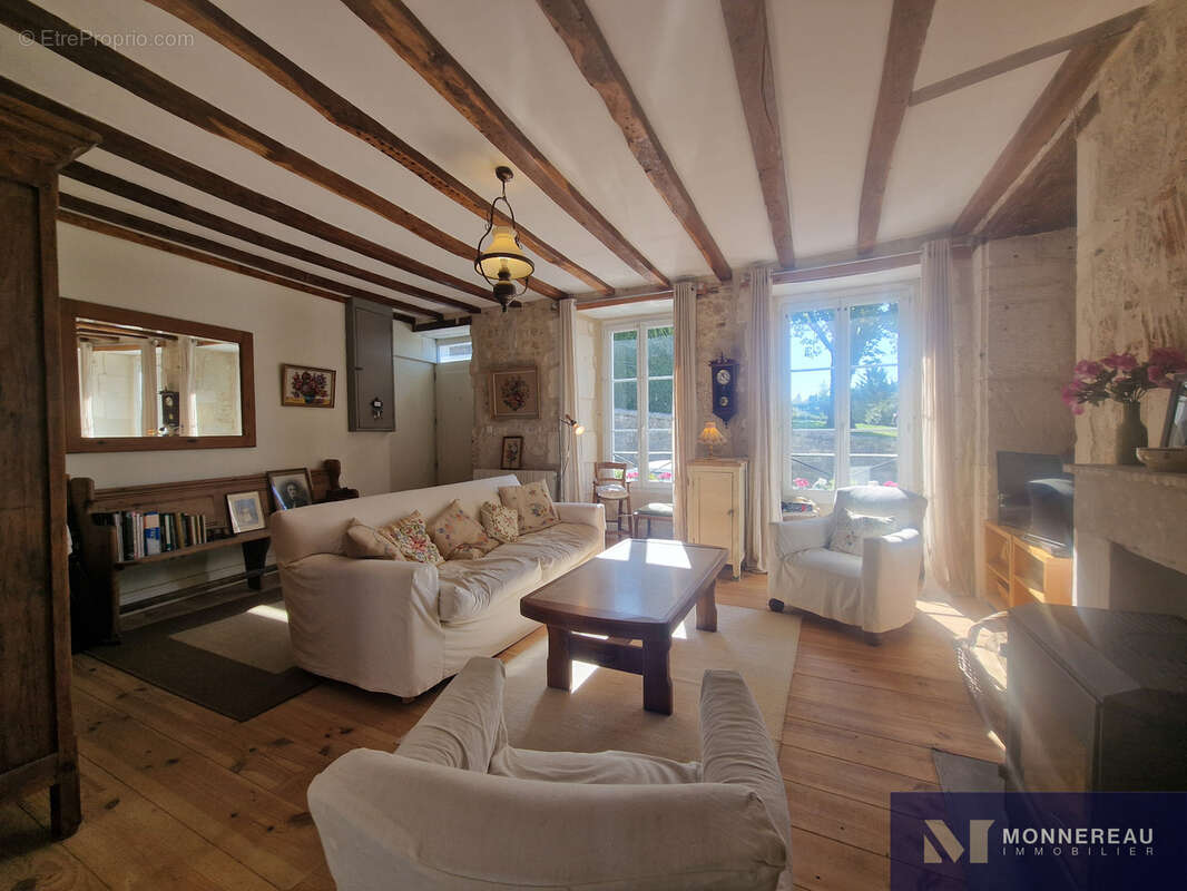 Maison à VILLEBOIS-LAVALETTE