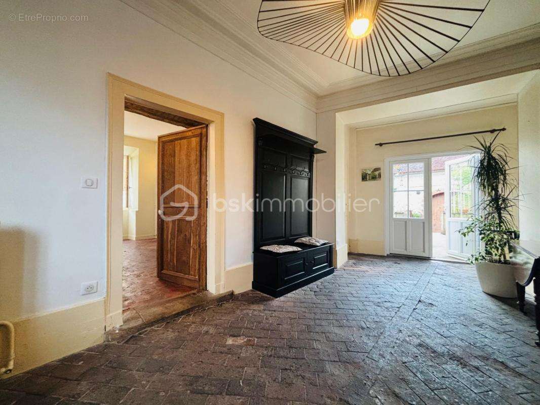 Maison à VILLENEUVE-SUR-YONNE