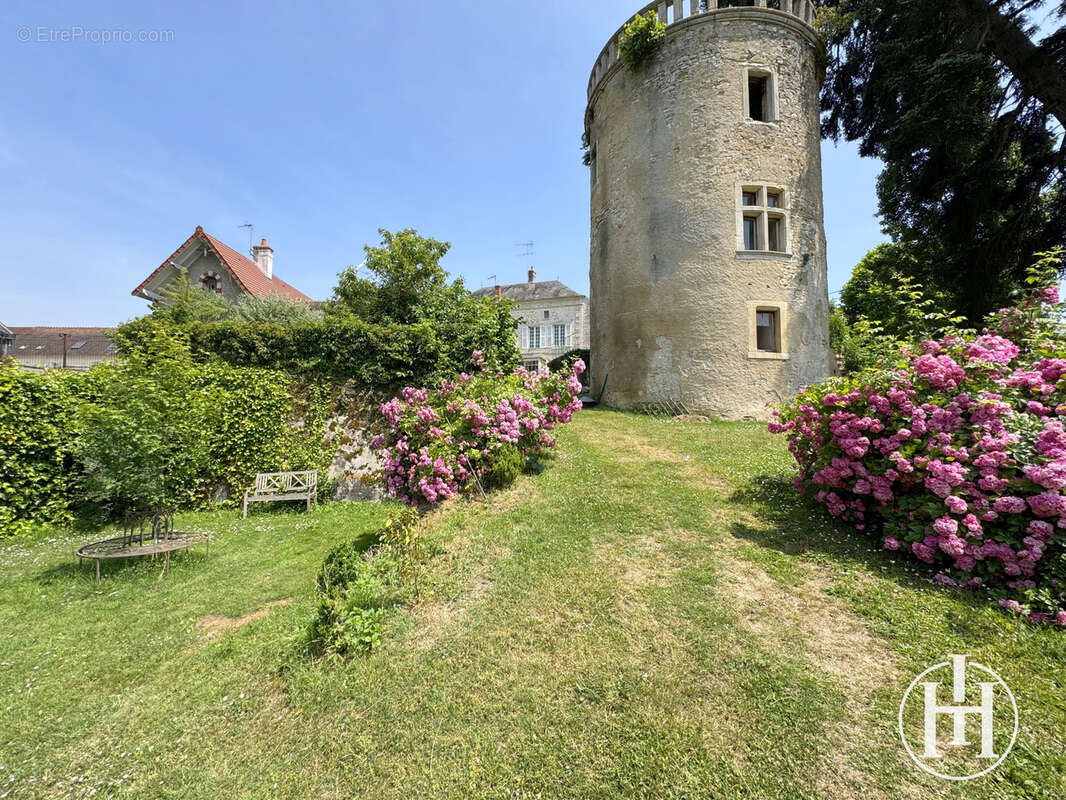 Maison à BRUERE-ALLICHAMPS