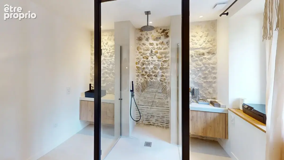 Salle d'eau dans première suite.