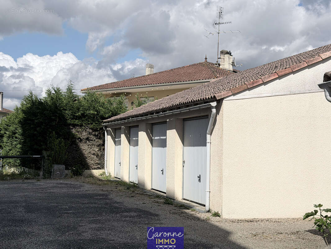Parking à TONNEINS