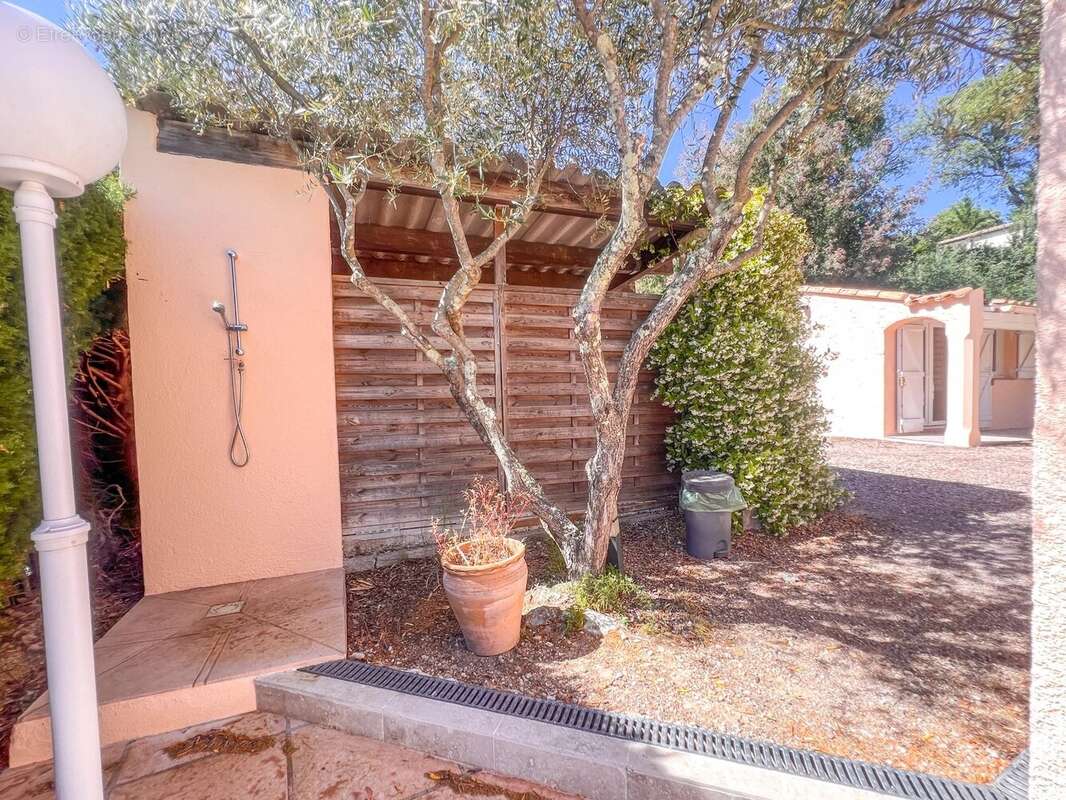 BAGNOLS EN FORET - Villa plain-pied avec piscine - photo 16