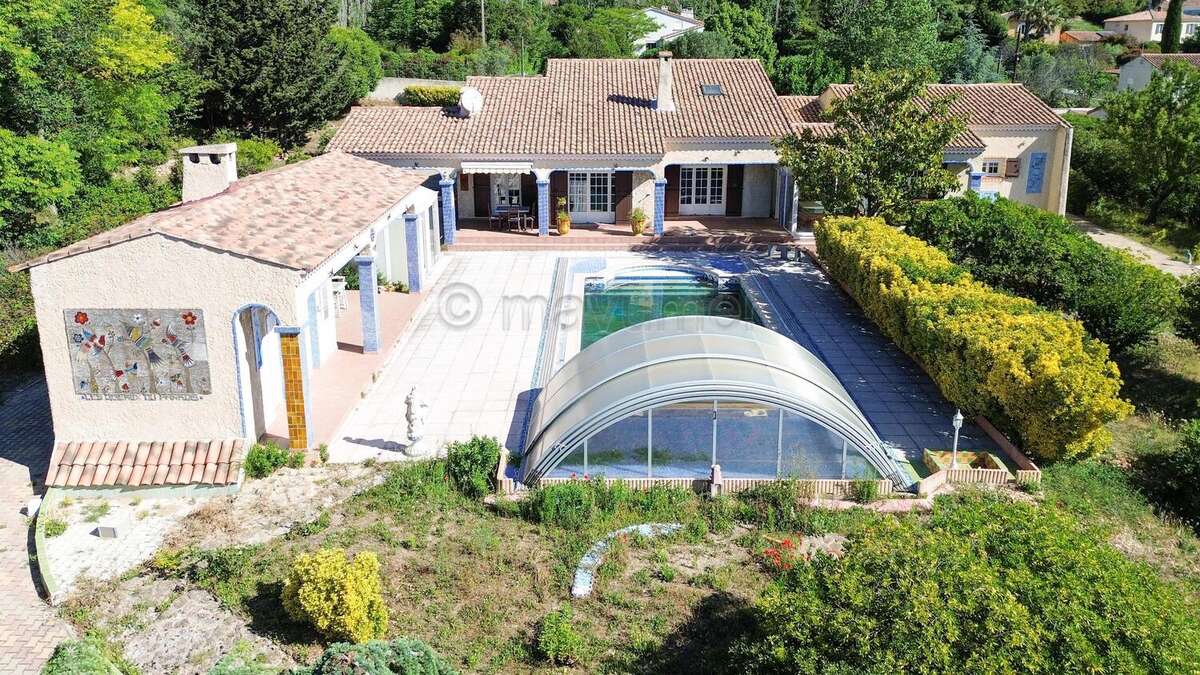 Maison T4 individuelle de plain pied - piscine -garages - 4000m2 de terrain - Istres n°2 - Maison à ISTRES