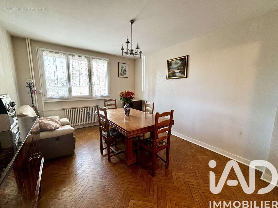 Photo 3 - Appartement à LE CHAMBON-FEUGEROLLES