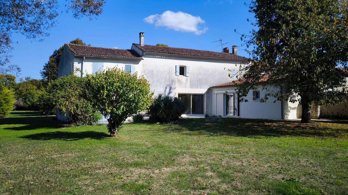 Maison 228 m² à Saint-Julien-De-L'escap  - photo 2