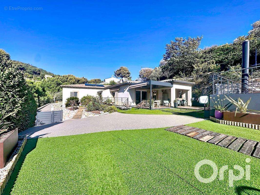 Maison à LA ROQUETTE-SUR-VAR