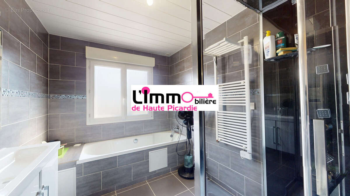 Salle de bain des enfants douche et baignoire - Maison à DOMPIERRE-BECQUINCOURT