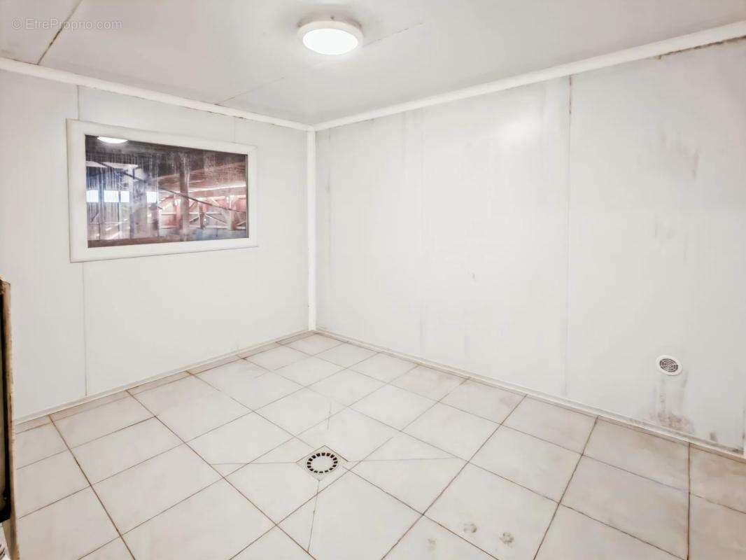 Commerce à LA RIVIERE-ENVERSE