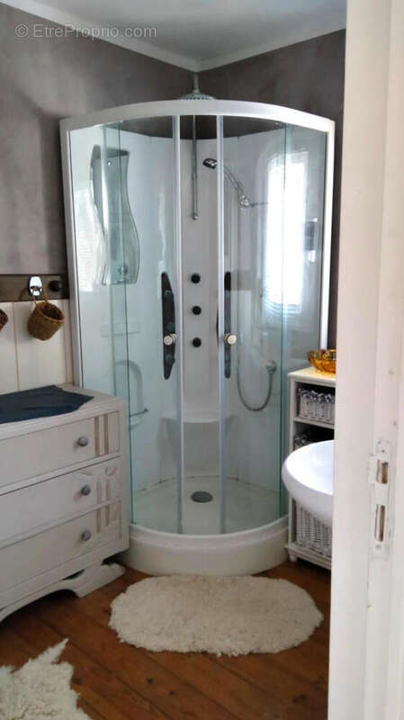 SDB - Maison à SAINT-JUNIEN