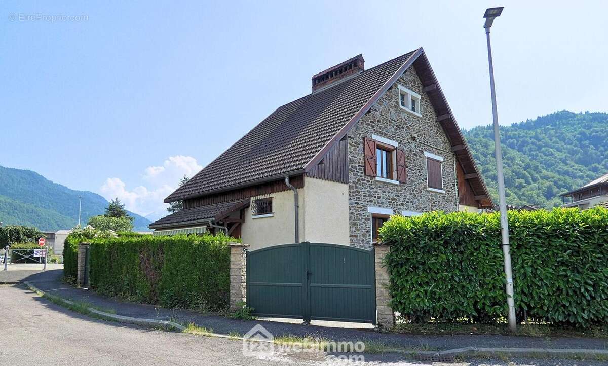 En exclusivité, à Ugine, secteur des Fontaines, découvrez cette maison mitoyenne T3 de 66 m² - Maison à UGINE