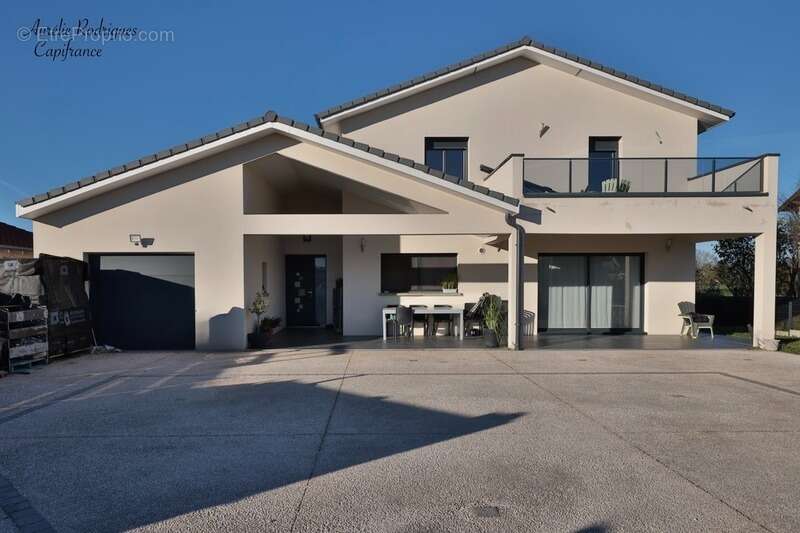 Maison à BAGE-LE-CHATEL