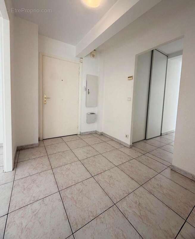   - Appartement à SAINT-LAURENT-DU-VAR