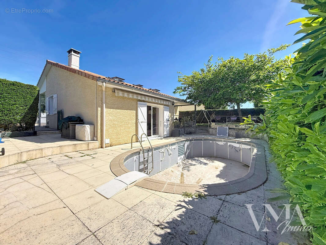 LA TOUR-DE-SALVAGNY   Maison familiale 7 pièces avec piscine 650 000 €  146 m2 Carrez  Terrain 631 m2 - photo 21