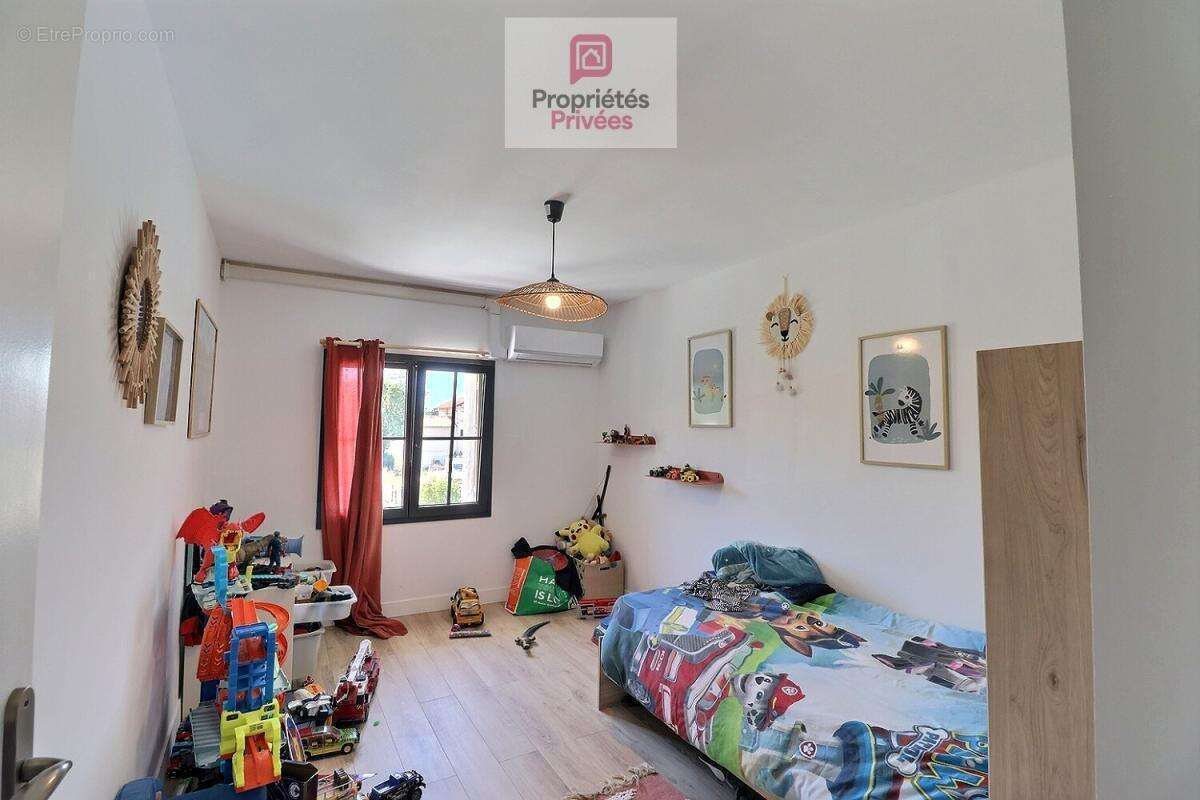 Longère charentaise de 188 m2, une grange intermédiaire pouvant servir d'agrandissement, un gite, un garage à l'est de 36 m2, de - photo 8