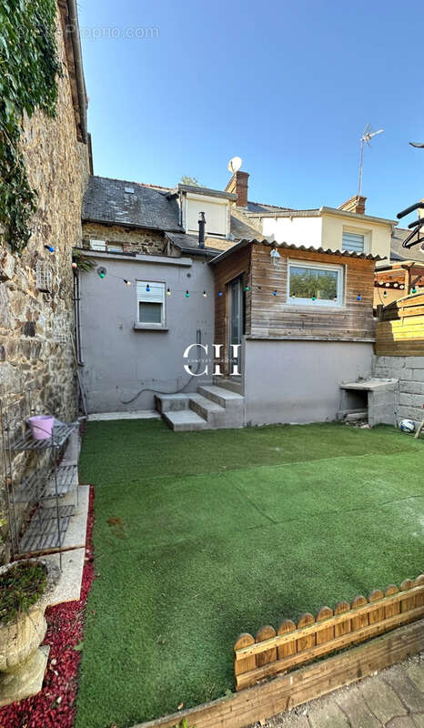 Maison de ville avec jardin, dependances, terrasse et lavoir   centre de lamballe - photo 7
