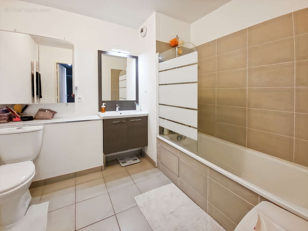 Grand F2 très lumineux / 1 chambre de 14 m2 environ / dressing ou bureau de 8.24 m2 /  balcon de 6.32 m2 parki - photo 4