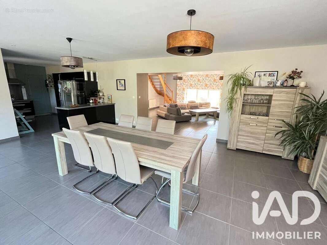 Maison 189 m² à Miniac-Morvan  - photo 2