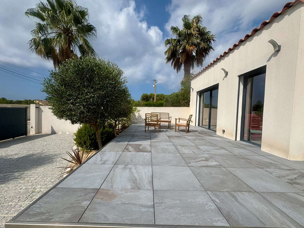 Maison de plain pied 100m2 terrain 538m2 garage et piscine - photo 8