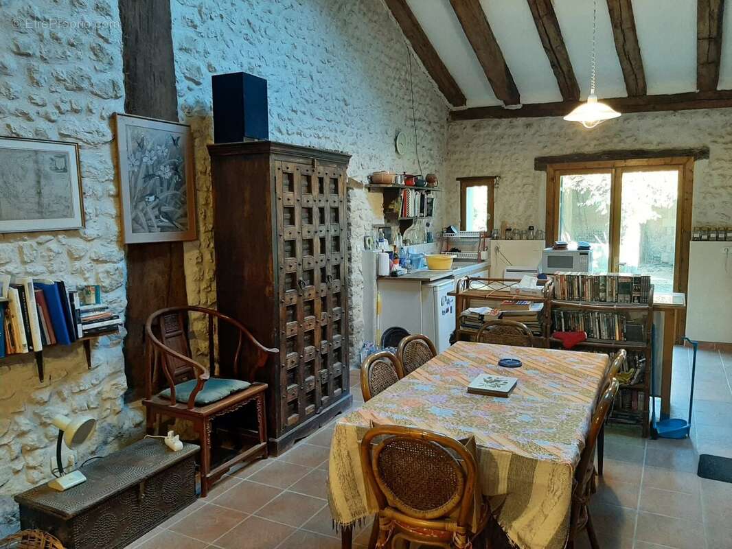 Maison à BORS(CANTON DE MONTMOREAU-SAINT-CYBARD)