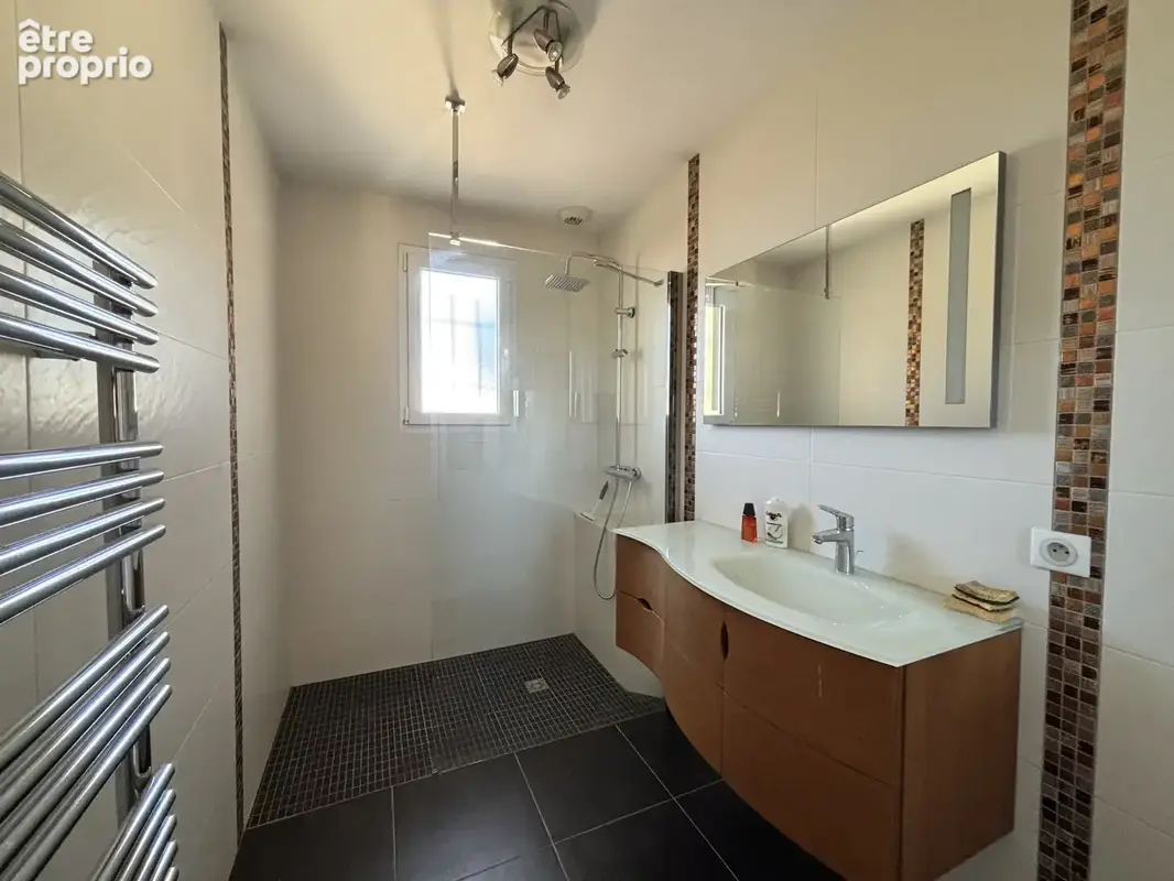 Maison de plain-pied avec grand terrain constructible et dépendances - photo 9