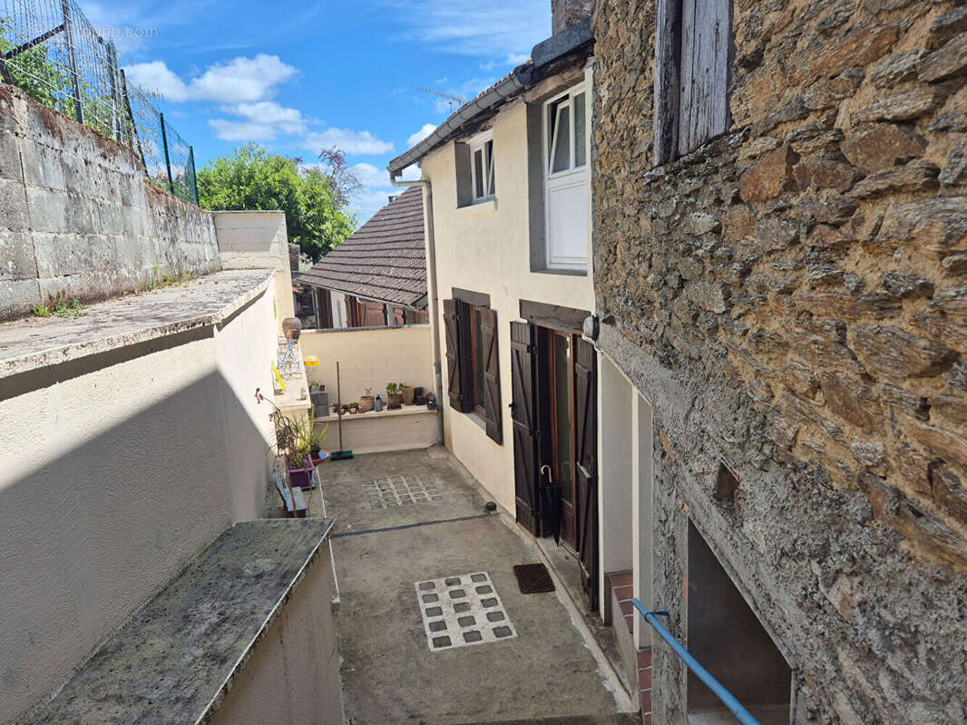 Maison à COUSSAC-BONNEVAL