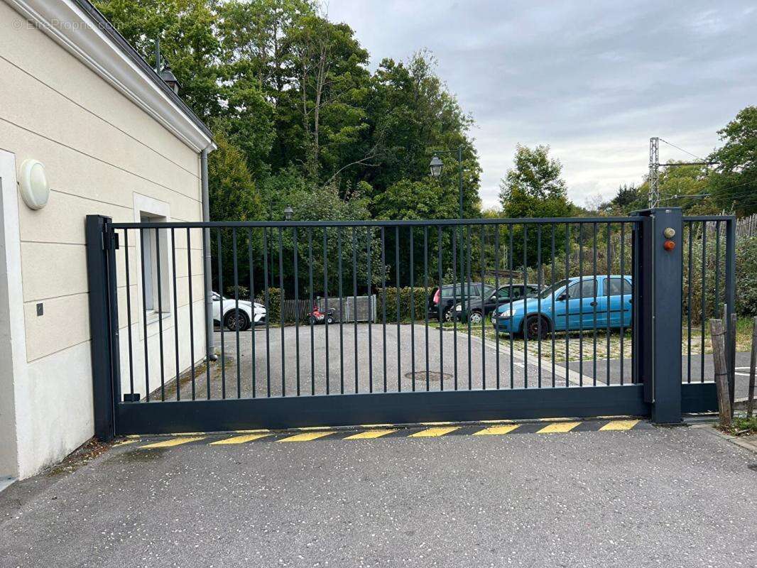Parking à BIEVRES