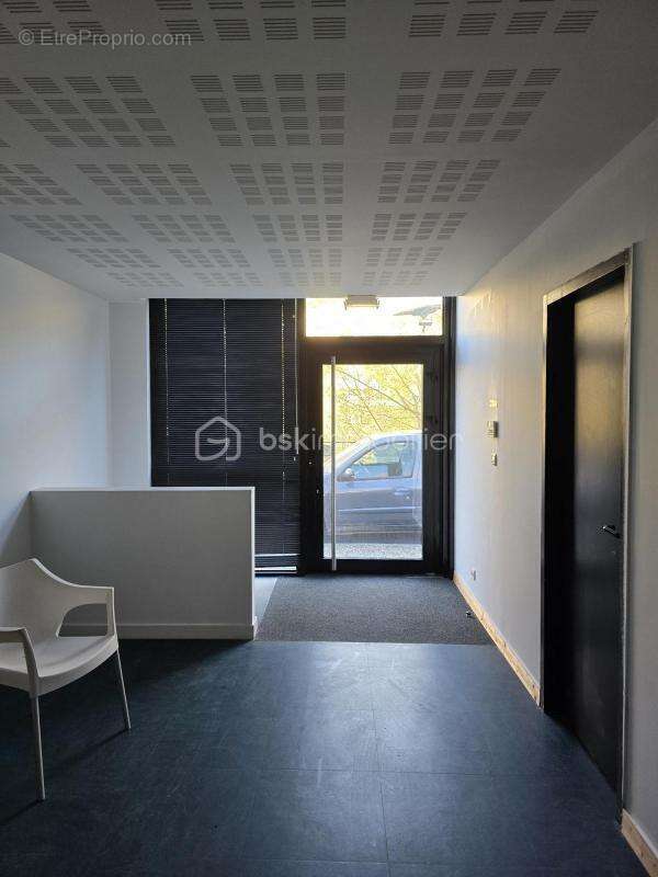 Immeuble de bureaux sur 3 niveaux avec appartement indépendant, opportunité d'investissement rare - photo 3