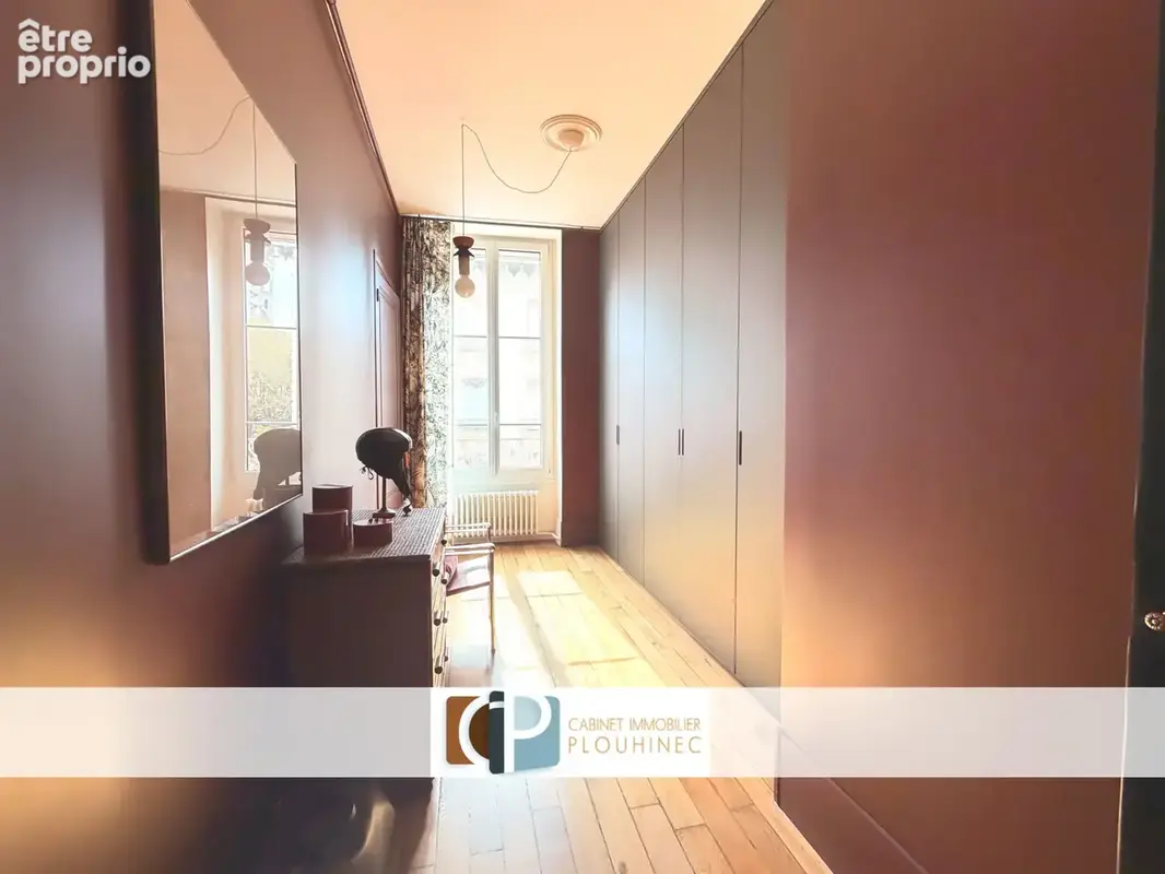 Charme & élégance pour ce bel appartement rénové avec garage. - photo 9