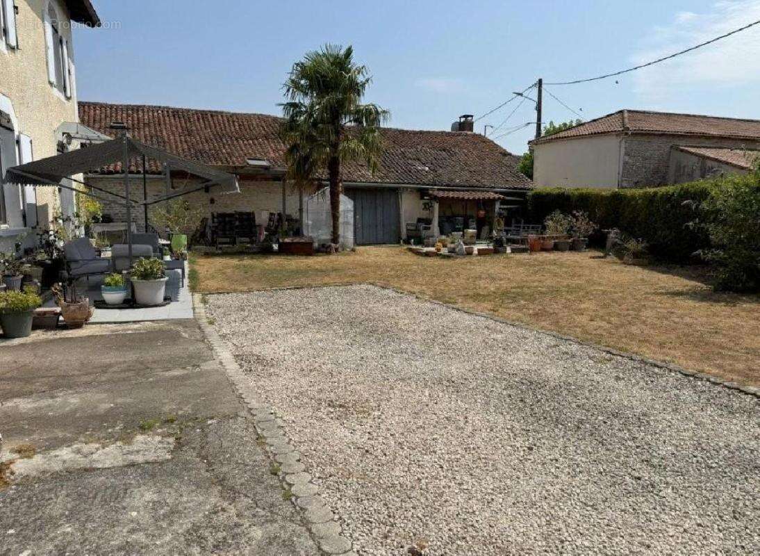 Maison 162 m² à Sauze-Vaussais  - photo 2