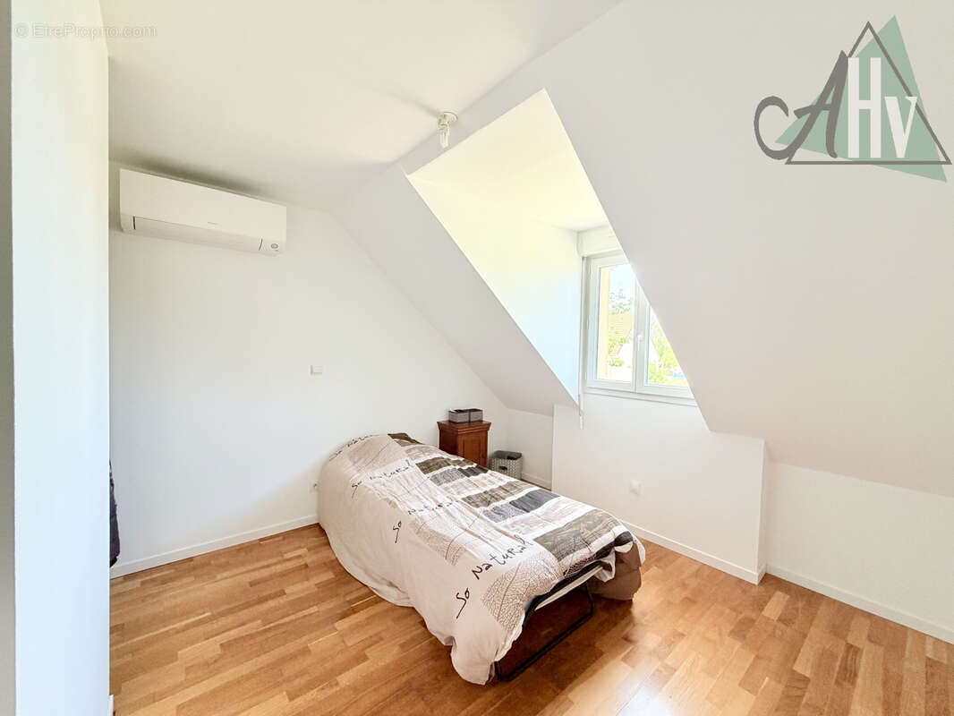 Maison - 7 pièces - avec jardin et garages - Villiers-Saint-Georges - photo 12