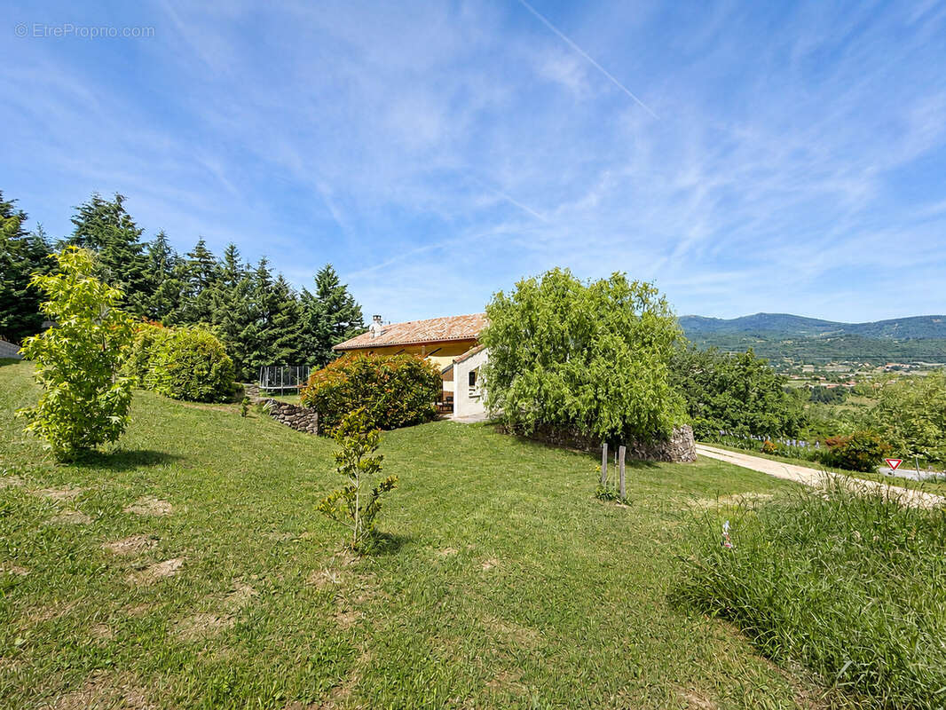 Maison à MACLAS