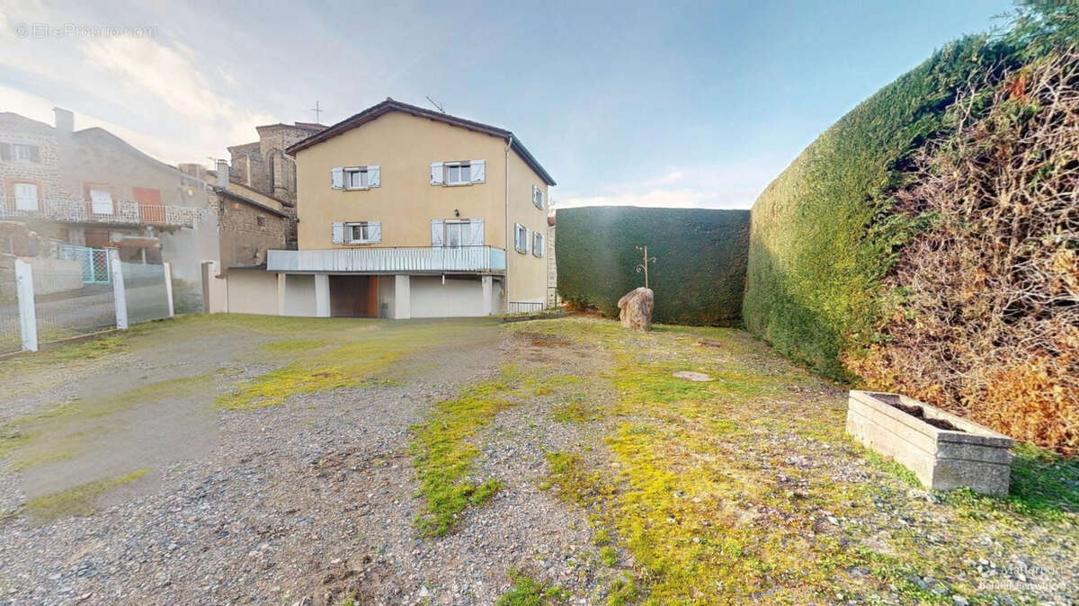 Maison à ESSERTINES-EN-CHATELNEUF