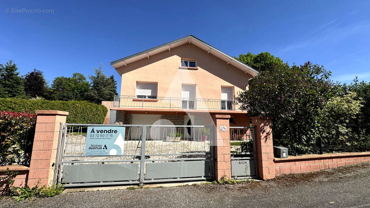 Maison à NEUFCHATEAU