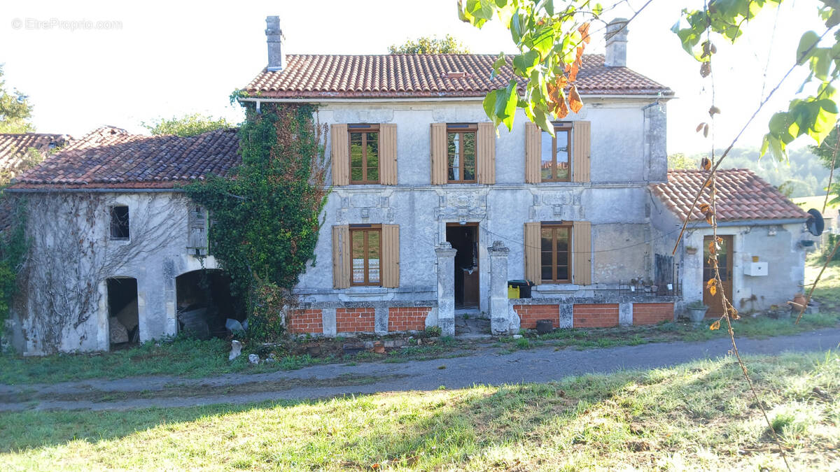 Maison à MONTMOREAU-SAINT-CYBARD
