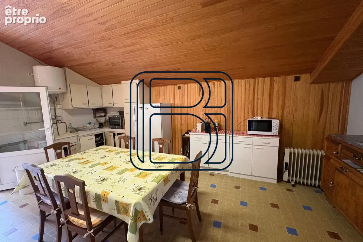 Maison 15 pièces 226 m² à vendre à Fournols (63980) - photo 3