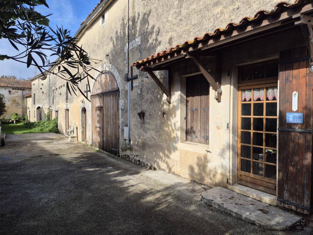 Maison à COURCOME