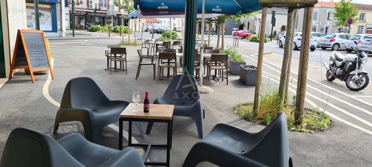 Commerce à SAINT-MACAIRE-EN-MAUGES