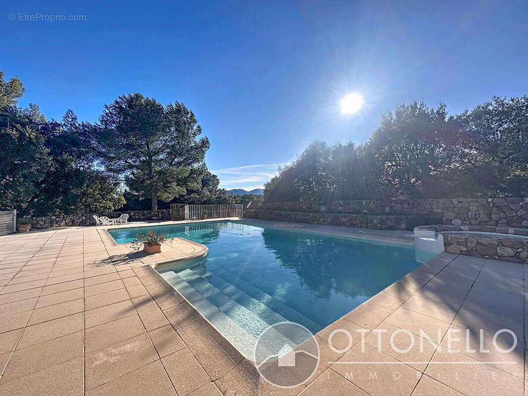 Maison à ROQUEBRUNE-SUR-ARGENS