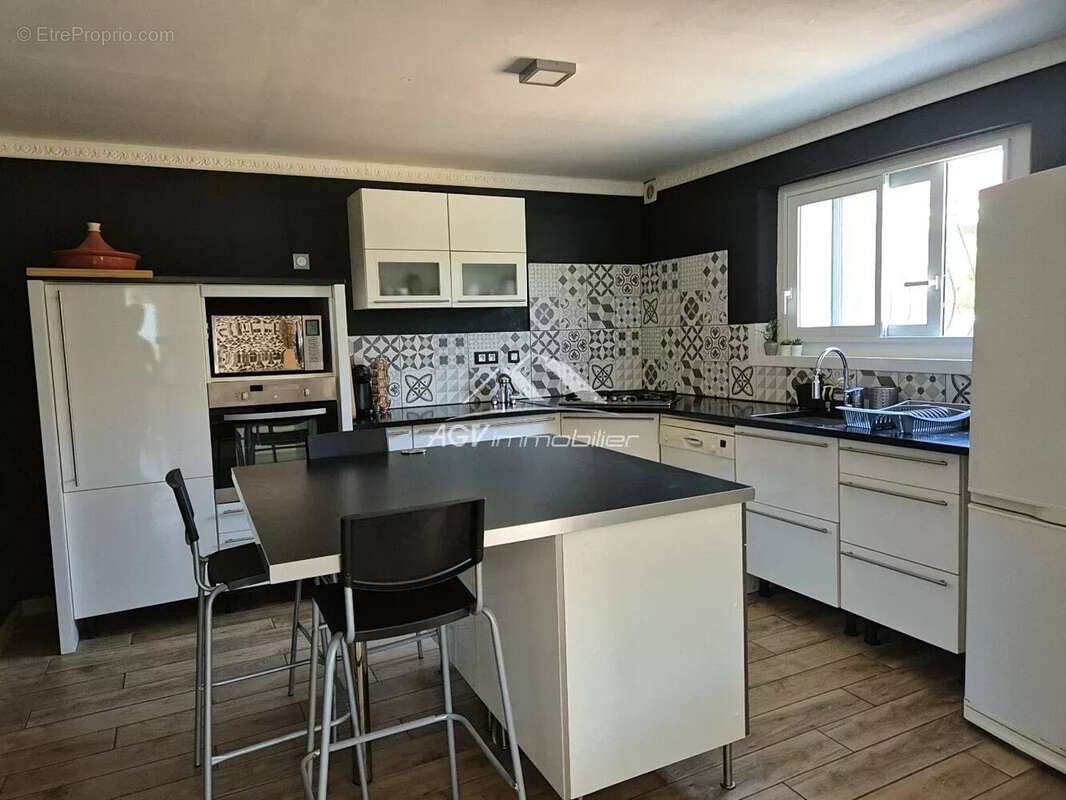 Maison à SAINT-HILAIRE-DE-BRETHMAS