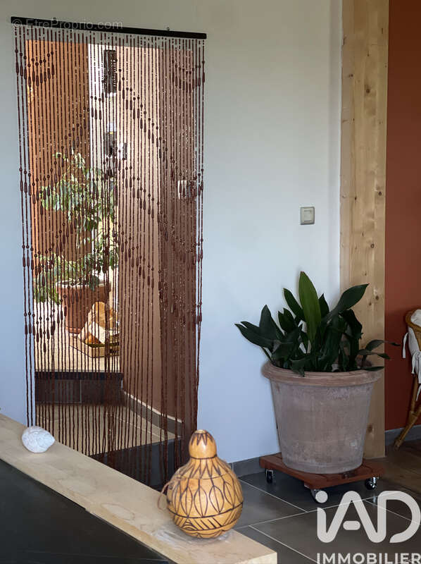 Maison 160 m² à Saint-Etienne-De-Fontbellon  - photo 9