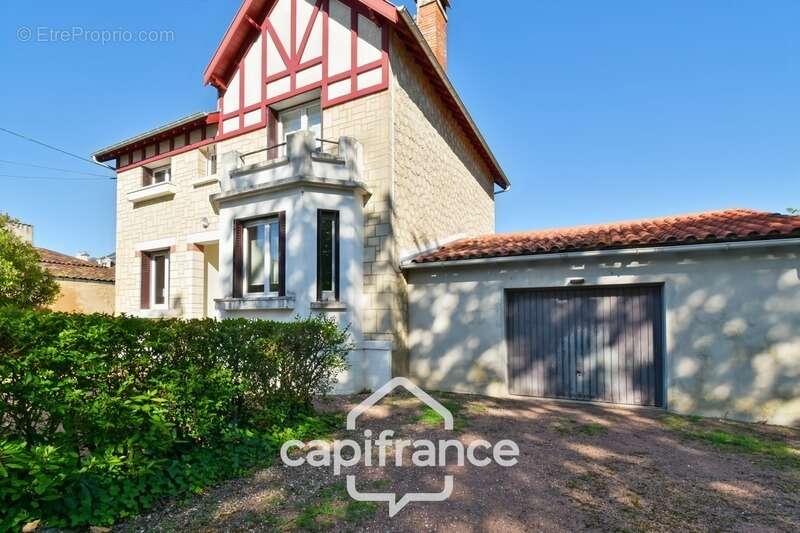 Maison à SAINT-JEAN-D'ANGELY