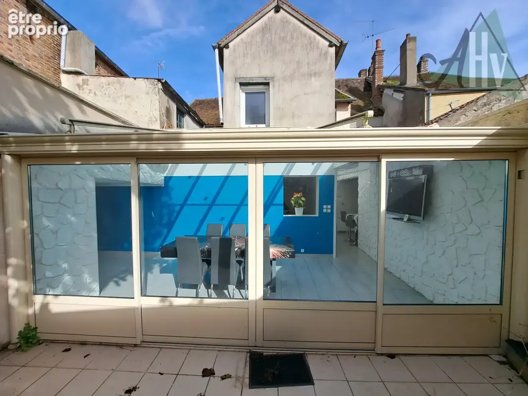 CHEROY (89) - Maison de ville rénovée de 228 m2 avec 4 chambres et extérieur. - photo 6