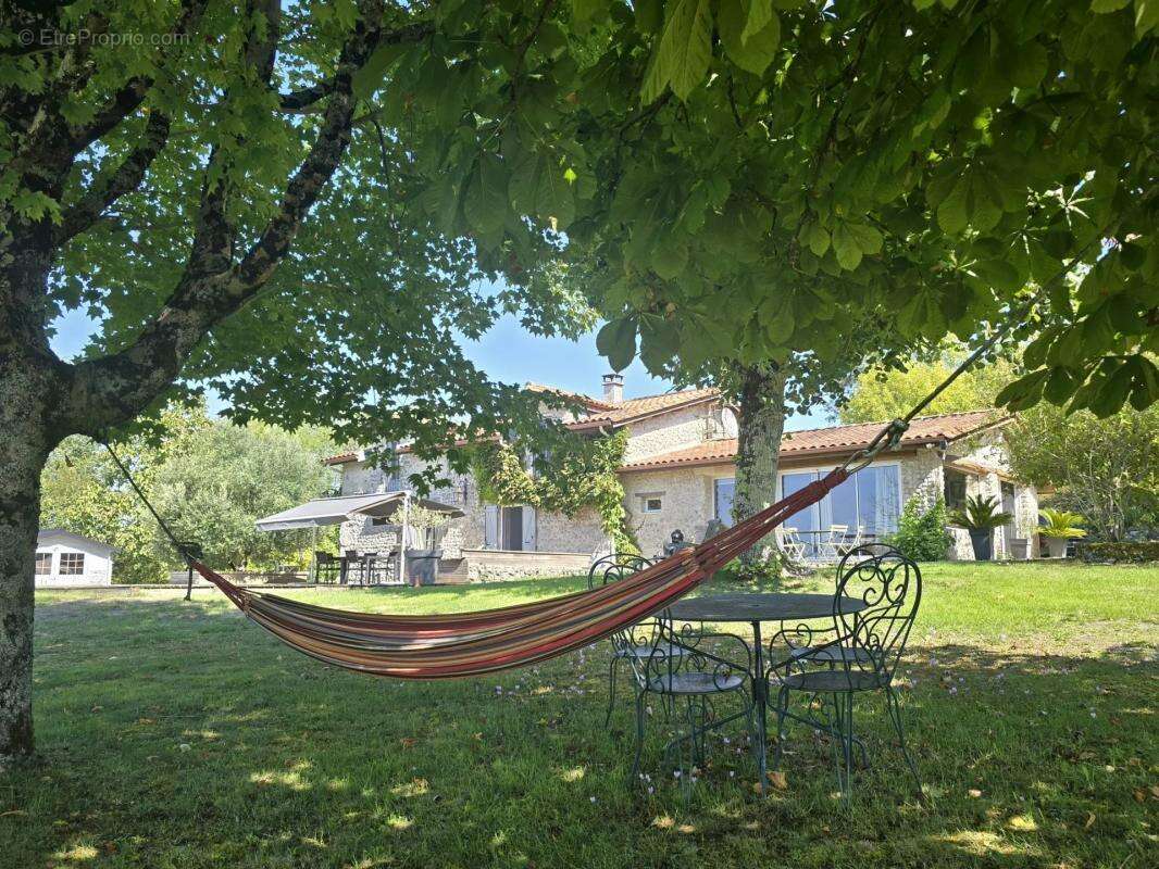 Maison à SAINT-LAURENT-DES-COMBES